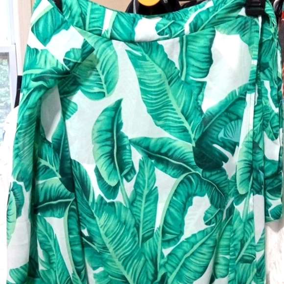 GREEN LEAF WHITE FLORAL OPEN FRONT WRAP SKIRT SIZE S/M NWT - Picture 2 of 5